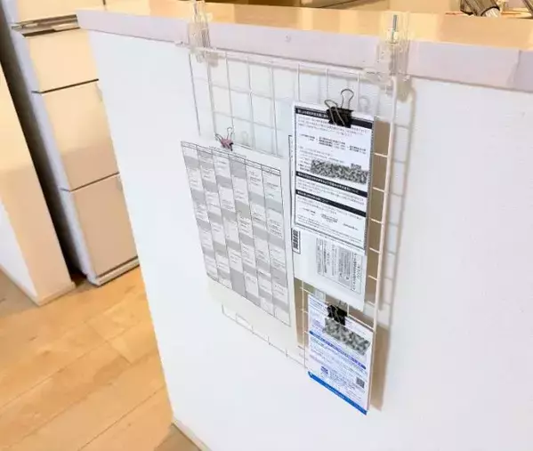 『かもいフック』のじゃない使い方　壁を活用した書類収納テクが目からウロコ