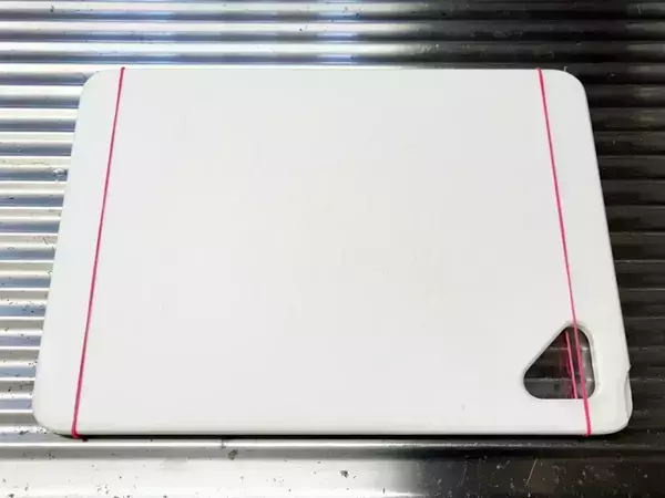 まな板の両端に『輪ゴム』をつけたらストレス解消　調理がスムーズになる裏ワザ