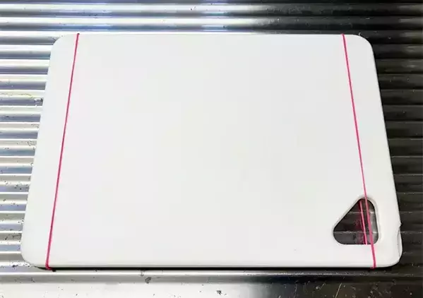まな板の両端に『輪ゴム』をつけたらストレス解消　調理がスムーズになる裏ワザ