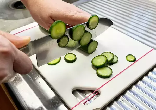 まな板の両端に『輪ゴム』をつけたらストレス解消　調理がスムーズになる裏ワザ