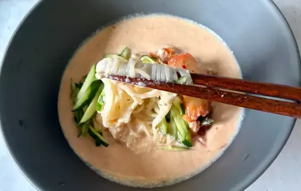 ピンク色になった『豆腐一丁』　めんつゆ要らずの食べ方に「暑い日にぴったり！」