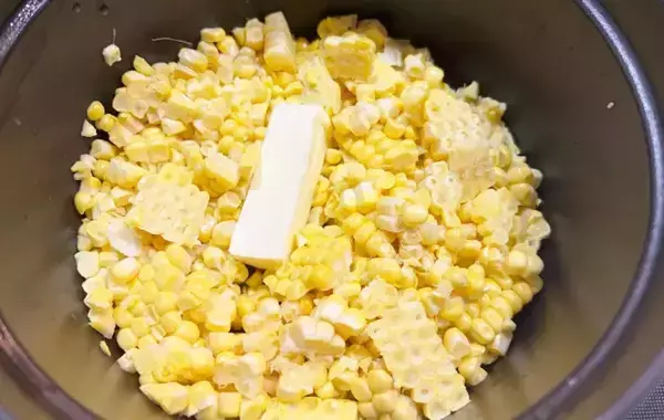 焼いたトウモロコシと芯を鍋にドーン！　暑い日に試したい“意外な食べ方”【簡単レシピ】