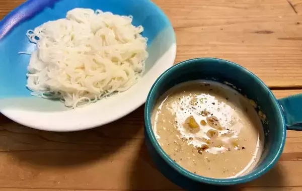 焼いたトウモロコシと芯を鍋にドーン！　暑い日に試したい“意外な食べ方”【簡単レシピ】