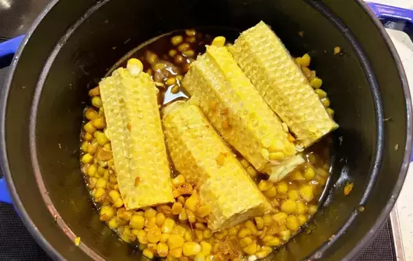 焼いたトウモロコシと芯を鍋にドーン！　暑い日に試したい“意外な食べ方”【簡単レシピ】