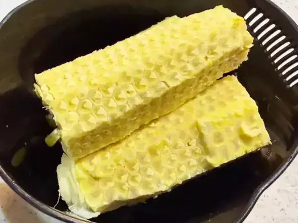 焼いたトウモロコシと芯を鍋にドーン！　暑い日に試したい“意外な食べ方”【簡単レシピ】