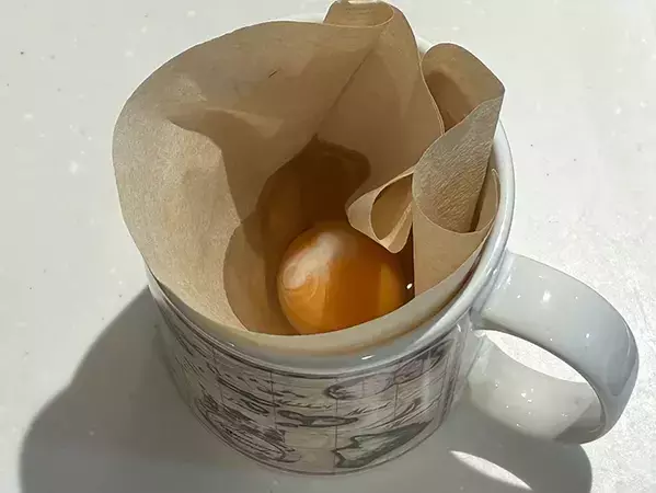 コーヒーフィルターに卵を入れると？　5分で本格『ポーチドエッグ』が作れる裏ワザ
