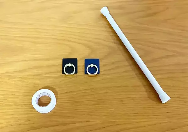 100均のスマホリングを『玄関ドア』に貼ったら感動　思わぬ活用法に「玄関が片づいた！」