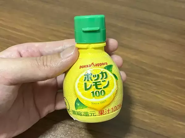 レモン果汁、まな板洗いで使えます　かけて水で流すと「ニオイがスッキリ！」