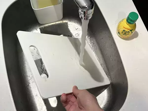レモン果汁、まな板洗いで使えます　かけて水で流すと「ニオイがスッキリ！」