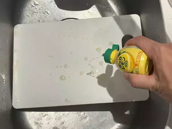 レモン果汁、まな板洗いで使えます　かけて水で流すと「ニオイがスッキリ！」