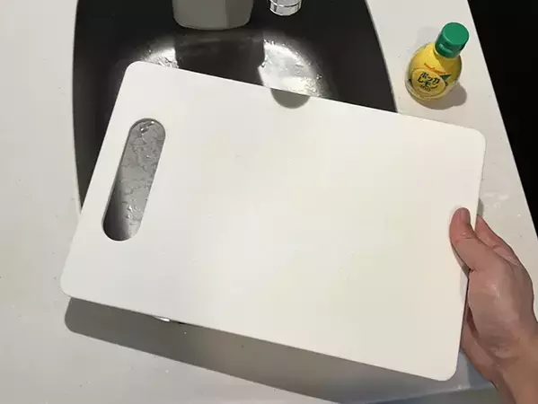 レモン果汁、まな板洗いで使えます　かけて水で流すと「ニオイがスッキリ！」