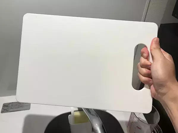 レモン果汁、まな板洗いで使えます　かけて水で流すと「ニオイがスッキリ！」
