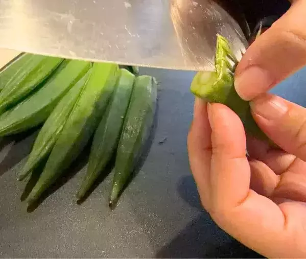 オクラに『片栗粉』をまぶして焼くと？　思わぬ食感に「家族も喜んで食べた」