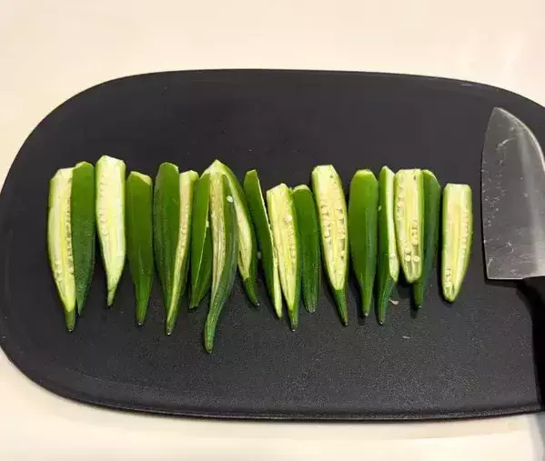 オクラに『片栗粉』をまぶして焼くと？　思わぬ食感に「家族も喜んで食べた」