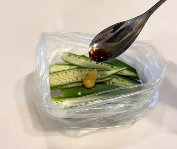オクラに『片栗粉』をまぶして焼くと？　思わぬ食感に「家族も喜んで食べた」