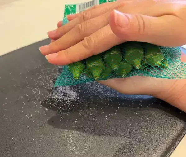オクラに『片栗粉』をまぶして焼くと？　思わぬ食感に「家族も喜んで食べた」