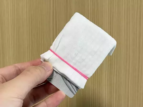 ポイントカードに輪ゴムでシートを巻きつけると？　便利な『お掃除アイテム』に変身した！