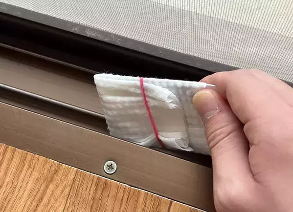 ポイントカードに輪ゴムでシートを巻きつけると？　便利な『お掃除アイテム』に変身した！
