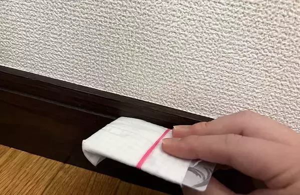 ポイントカードに輪ゴムでシートを巻きつけると？　便利な『お掃除アイテム』に変身した！