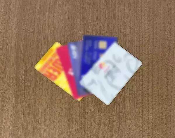 ポイントカードに輪ゴムでシートを巻きつけると？　便利な『お掃除アイテム』に変身した！
