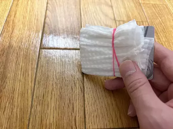 ポイントカードに輪ゴムでシートを巻きつけると？　便利な『お掃除アイテム』に変身した！
