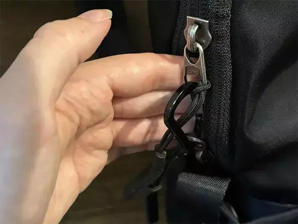 リュックサックの貴重品を守りたい！　ファスナーの防犯が簡単で「60代もできた」