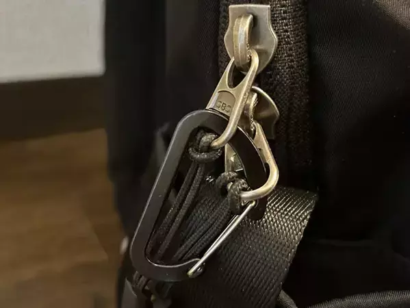 リュックサックの貴重品を守りたい！　ファスナーの防犯が簡単で「60代もできた」