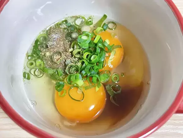 玉子焼きに混ぜてみて！　余りがちな調味料を入れたら「油の重たさを感じない」「食べやすい」