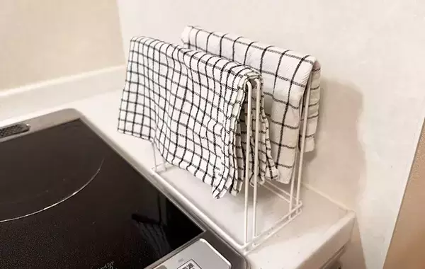 100均のワイヤーふきんかけに『じゃない物』をかけてみた　収納力が抜群で「もう1個欲しい」「家中で使える」