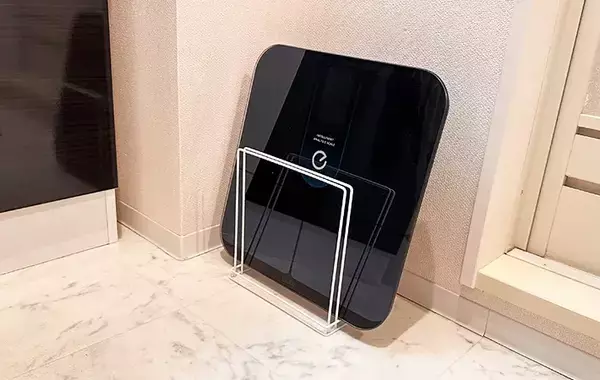 100均のワイヤーふきんかけに『じゃない物』をかけてみた　収納力が抜群で「もう1個欲しい」「家中で使える」