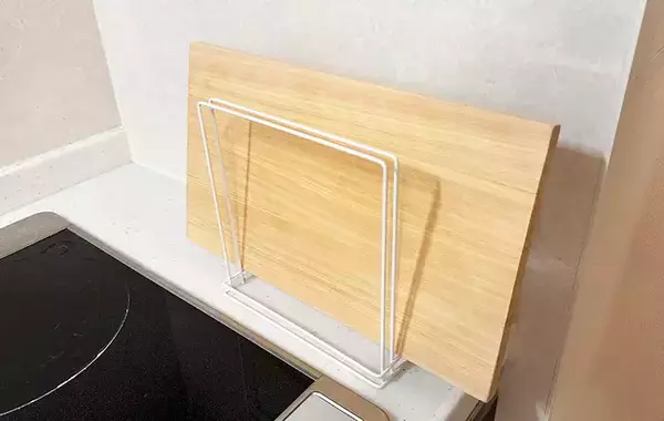 100均のワイヤーふきんかけに『じゃない物』をかけてみた　収納力が抜群で「もう1個欲しい」「家中で使える」