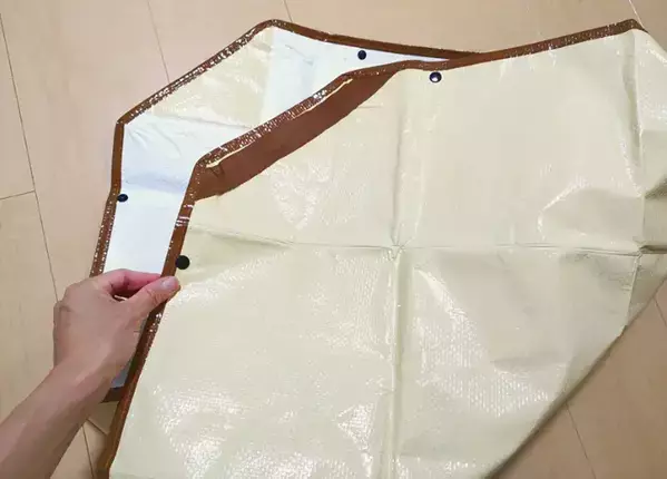 ダイソーで買った『バッグになるシート』が便利　使い方は？「サッと持ち運べる」