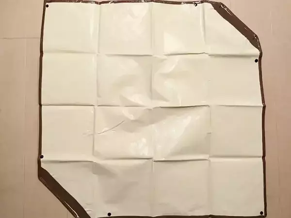 ダイソーで買った『バッグになるシート』が便利　使い方は？「サッと持ち運べる」