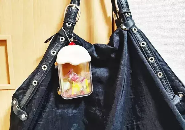 ダイソー『ケースキーホルダー』の使い方　小物やお菓子を入れるだけで？「便利でかわいい」