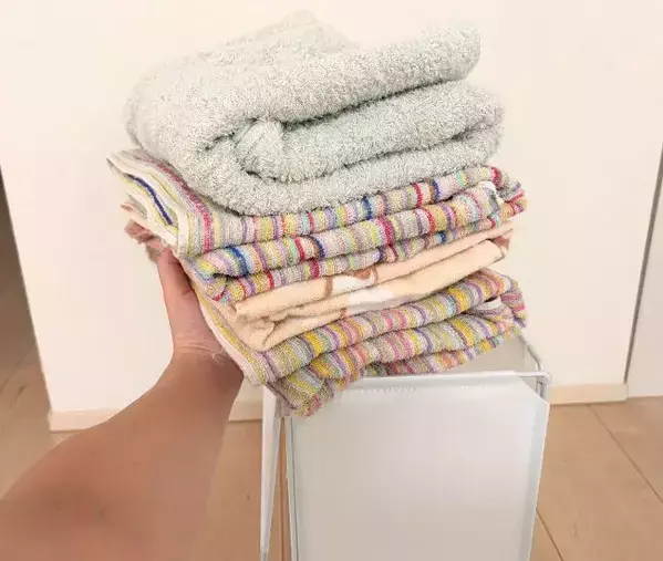 タオルの山はダイソーの『パネル』にお任せ！　下から1枚ずつ引き出せる収納術とは
