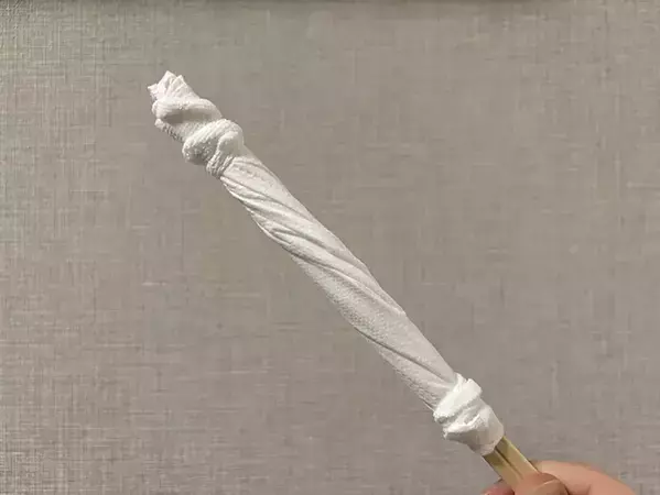 マスクを割り箸に巻きつけると？　家中で活躍する『お掃除アイテム』に変身した！