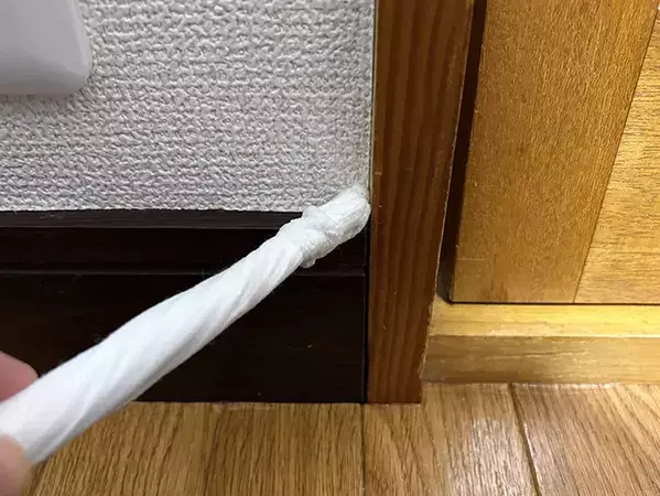マスクを割り箸に巻きつけると？　家中で活躍する『お掃除アイテム』に変身した！