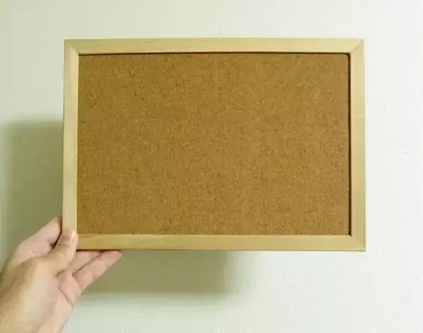 100均のコルクボードを『扉』にアレンジ！　ごちゃつく書類を隠す壁面収納が秀逸【活用法4選】