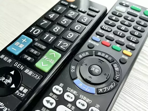 100均アイテムを『テーブル裏』に貼りつけただけ！　目隠しリモコン収納が画期的【DIY4選】