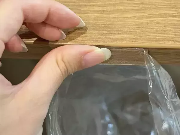 専用ゴミ袋は買わなくてOK！　ダイソーの『ゲルテープ』を貼れば簡易ゴミ入れに