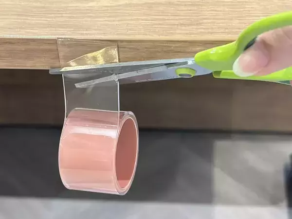 専用ゴミ袋は買わなくてOK！　ダイソーの『ゲルテープ』を貼れば簡易ゴミ入れに