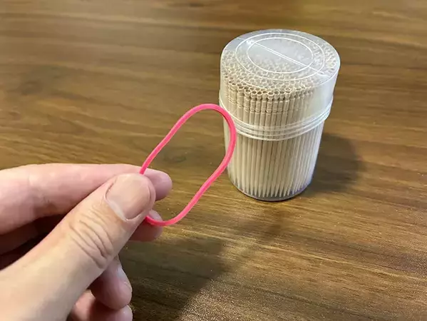 つまようじ、もうバラバラになりません！　輪ゴム1本の便利な活用法が、こちら