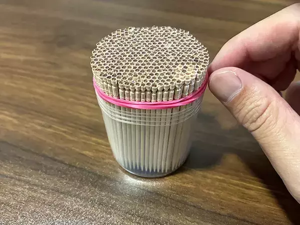 つまようじ、もうバラバラになりません！　輪ゴム1本の便利な活用法が、こちら