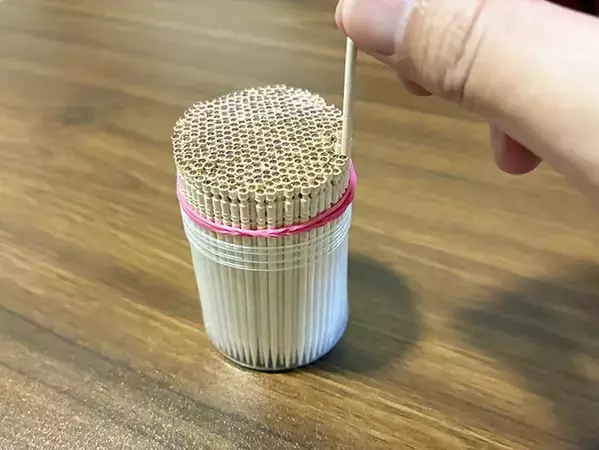 つまようじ、もうバラバラになりません！　輪ゴム1本の便利な活用法が、こちら