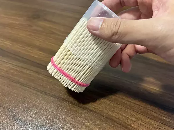 つまようじ、もうバラバラになりません！　輪ゴム1本の便利な活用法が、こちら