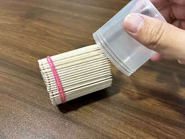 つまようじ、もうバラバラになりません！　輪ゴム1本の便利な活用法が、こちら