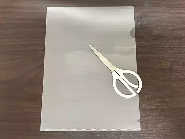 クリアファイルをハサミで切って…　できたものが「職場で活躍した！」