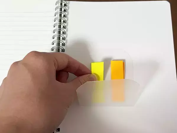 クリアファイルをハサミで切って…　できたものが「職場で活躍した！」