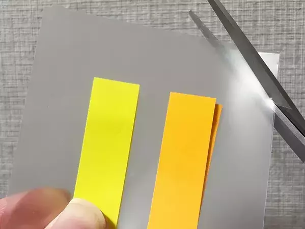 クリアファイルをハサミで切って…　できたものが「職場で活躍した！」