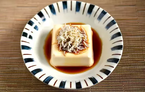 冷奴、まだ醤油で食べてる？　栄養アップの簡単アレンジがこちら【管理栄養士の3選】